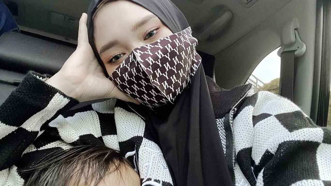 [Fimela] Inara Rusli bersama anaknya