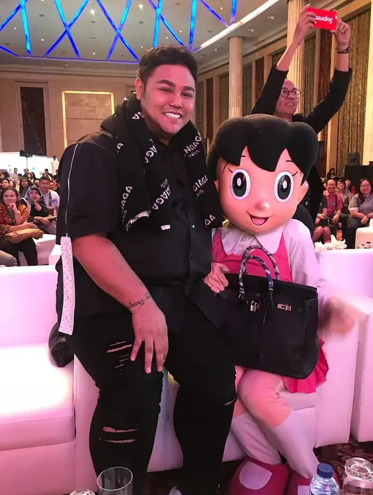 "Insya Allah segera ketemu lagi, kan saya di Jakarta dia di sana. Masih komunikasi juga, setiap hari," pungkas Ivan Gunawan. (Instagram/ivan_gunawan)
