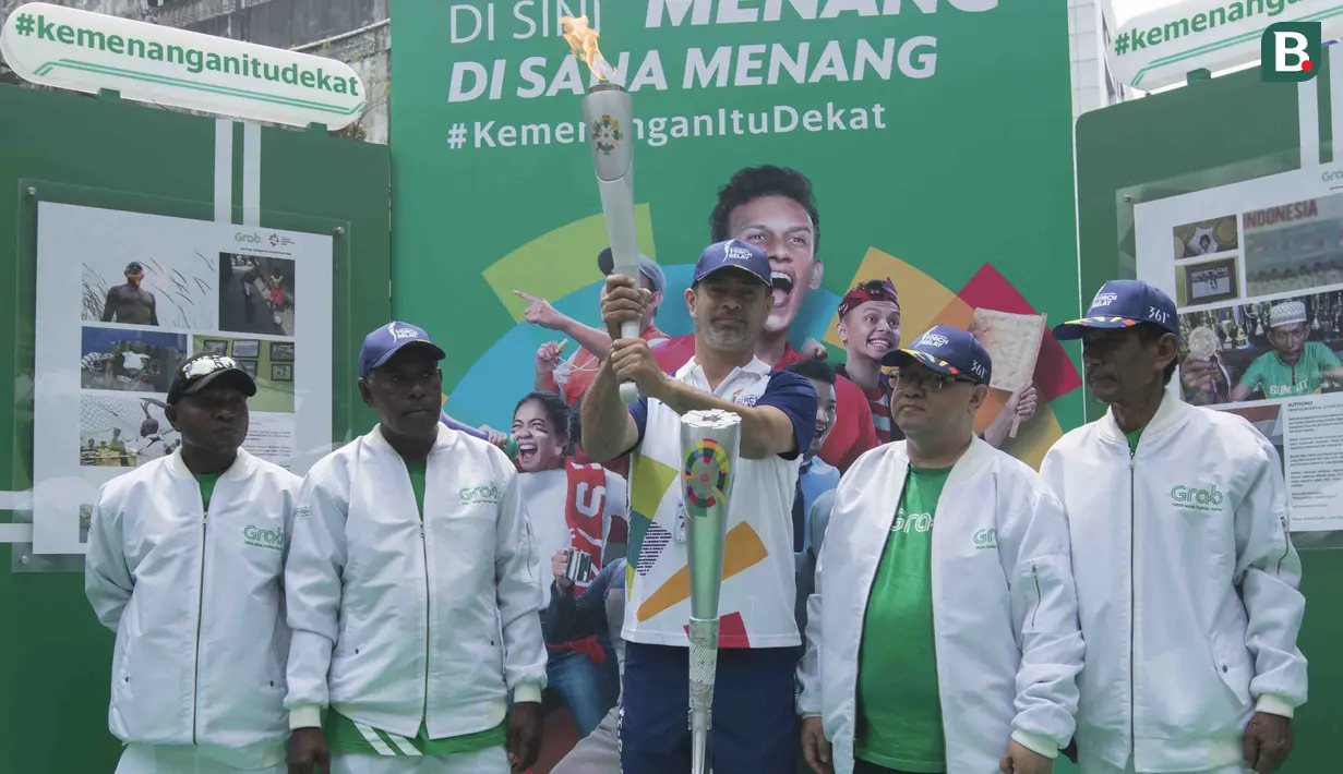 Pevoli legendaris Indonesia, Pascal Wilmar (tengah), saat pawai obor Asian Games XVIII di Palembang, Sumatra Selatan, Sabtu (4/8/2018). Sebanyak 53 kota di Indonesia akan dilalui oleh obor Asian Games. (Bola.com/Reza Bachtiar)