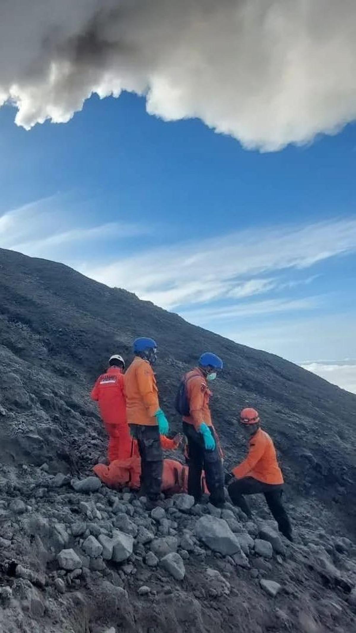 Kepala Basarnas Padang, Abdul Malik mengatakan bahwa pada saat erupsi terjadi sebanyak 75 orang sedang berada di sekitar gunung.&nbsp;HO / Basarnas