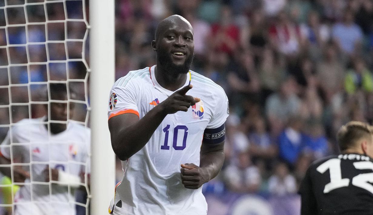 Pemain Belgia, Romelu Lukaku melakukan selebrasi setelah mencetak gol kedua timnya ke gawang Estonia pada laga Grup F Kualifikasi Euro 2024 yang berlangsung di A. Le Coq Arena, Tallinn, Estonia, Rabu (21/06/2023) dini hari WIB. Lukaku sukses mencetak dua gol untuk kemenangan 3-0 Belgia. (AP Photo/Pavel Golovkin)