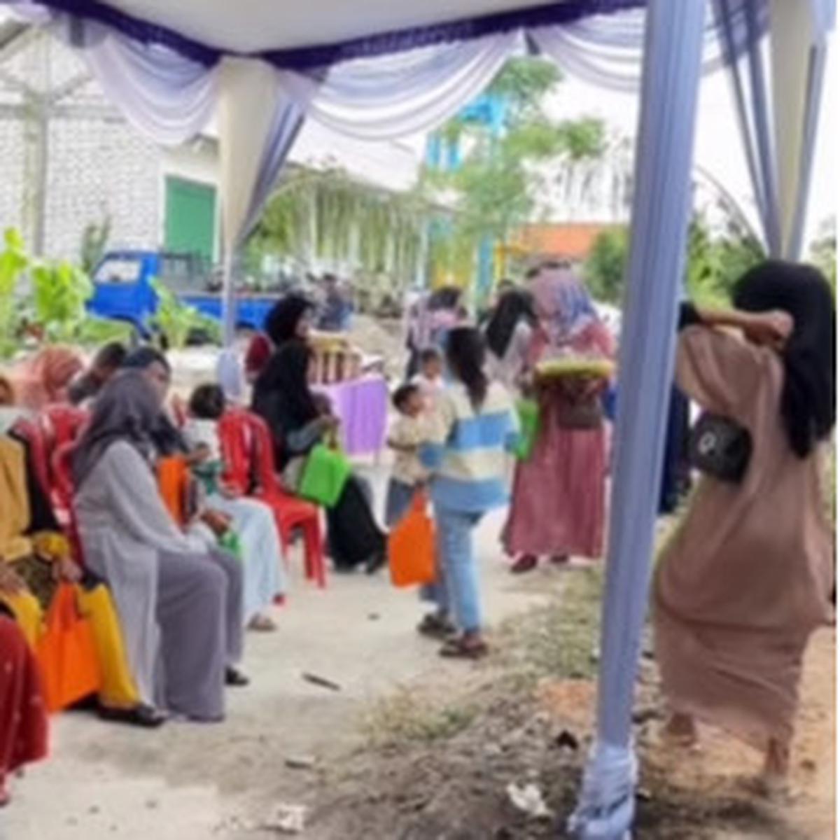 Tak Ada Pelaminan Mewah Cuma Bermodal Bangku Plastik, Resepsi Sederhana Pengantin Baru di Jatim ini Jadi Sorotan