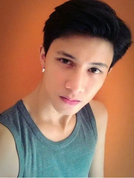 "Kakak miriiiiiiiiiiiip banget ama stevan william. Oh ya, follback aku ya kak. Please 😇😇😇😇😇" tulis myla_nathania_1520. "Kak ipul ganteng banget 😘" tulis putrihime. Banyak komentar yang intinya serupa, yaitu mirip Stefan. (Instagram/ahmad_pule)