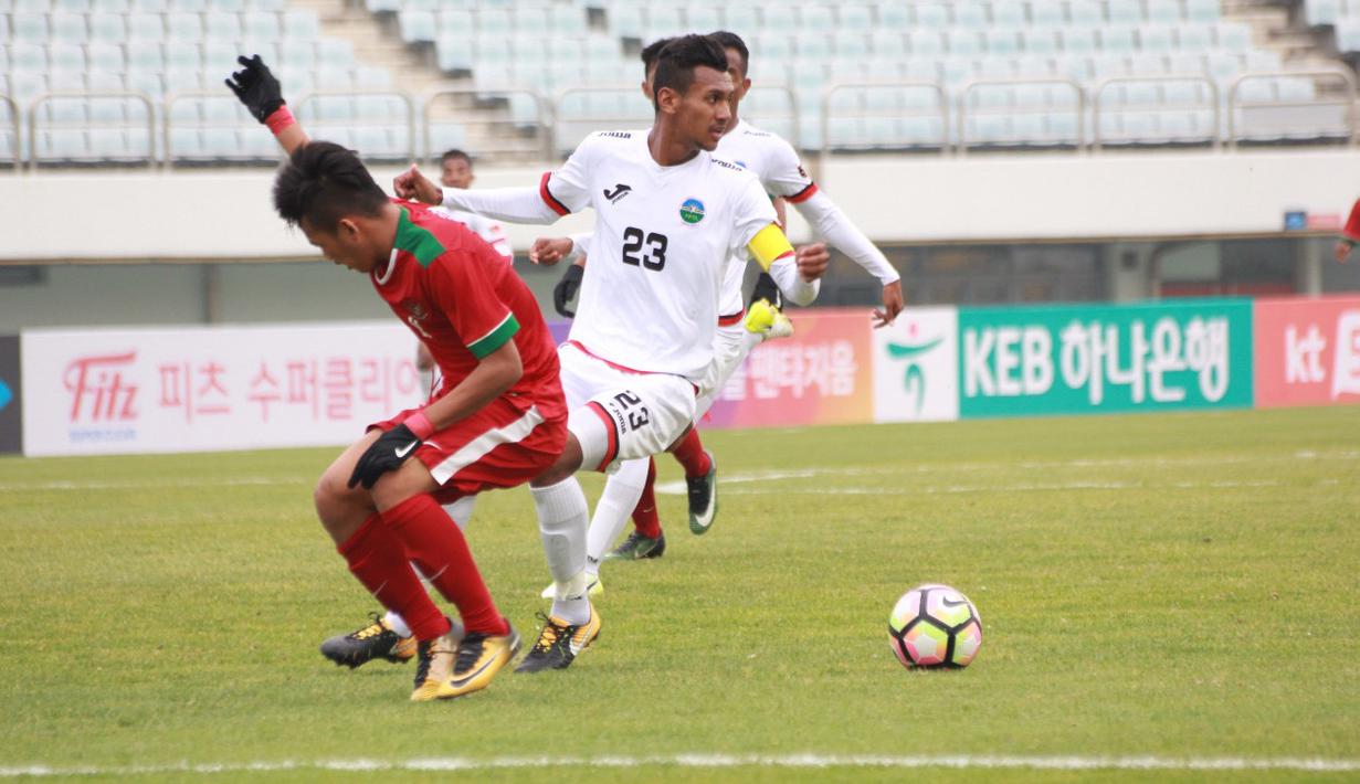 Pemain Timnas Indonesia U-19, Witan Sulaeman (kiri) gagal melewati adangan Timor Leste pada laga Kualifikasi Piala Asia 2017 di Stadion Paju Public, Korea Selatan, 2/11/2017). Indonesia menang 5-0. (PSSI/Bandung Saputra)
