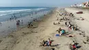 Pemandangan udara dari orang-orang di pantai di Playas de Tijuana dekat perbatasan AS-Meksiko di Tijuana, negara bagian Baja California, Meksiko, Sabtu (3/10/2020). Akhir pekan ini pantai di Playas de Tijuana dibuka kembali setelah ditutup sejak Maret lalu akibat Covid-19. (Guillermo Arias/AFP)