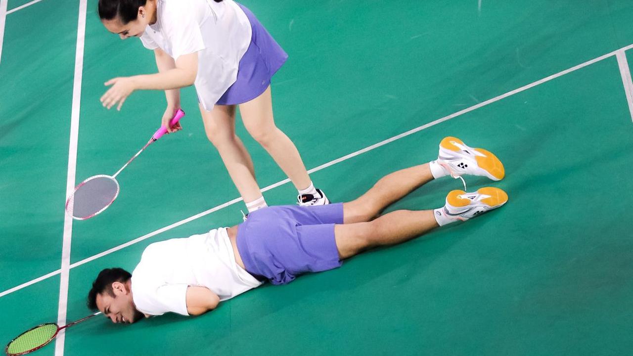 Tubuh Raffi Ahmad (bawah) akhirnya tergeletak saat berpasangan dengan Nagita Slavina pada laga bulu tangkis ganda campuran Turnamen Olahraga Selebriti Indonesia (TOSI) melawan pasangan Rizky Billar dan Lesti Kejora
di GOR UNJ.