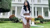 Sneakers putih tentu cocok untuk berbagai acara, termasuk acara formal. Seperti cara Maudy memadukannya dengan kebaya dan batik. [Instagram/maudyayunda]