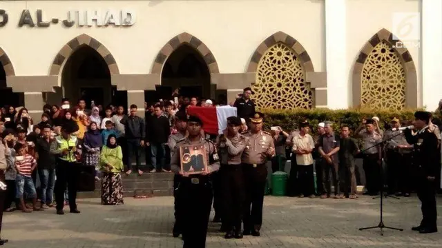 Jenazah Bripda Ridho Setiawan diberi upacara penghormatan di Masjid Al Jihad, Tangerang. Selanjutnya almarhum akan dimakamkan di Lampung.