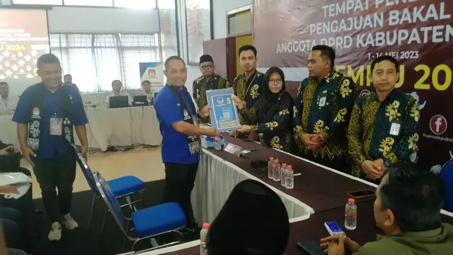 Sekretaris Partai Nasdem Banyuwangi Zamroni serahkan berkas pencalonan bacaleg ke KPU Banyuwangi (Hermawan Arifianto/Liputan6.com)