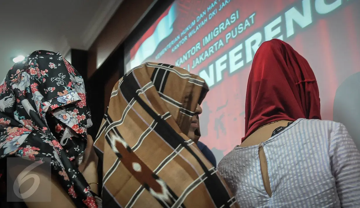 Sejumlah wanita yang terjaring operasi saat rilis di Imigrasi Kelas I Jakarta Pusat, Jumat (21/10). Sebanyak 17 wanita asal Maroko yang diduga sebagai PSK terjaring operasi petugas imigrasi di sebuah diskotek kawasan Senayan. (Liputan6.com/Faizal Fanani)