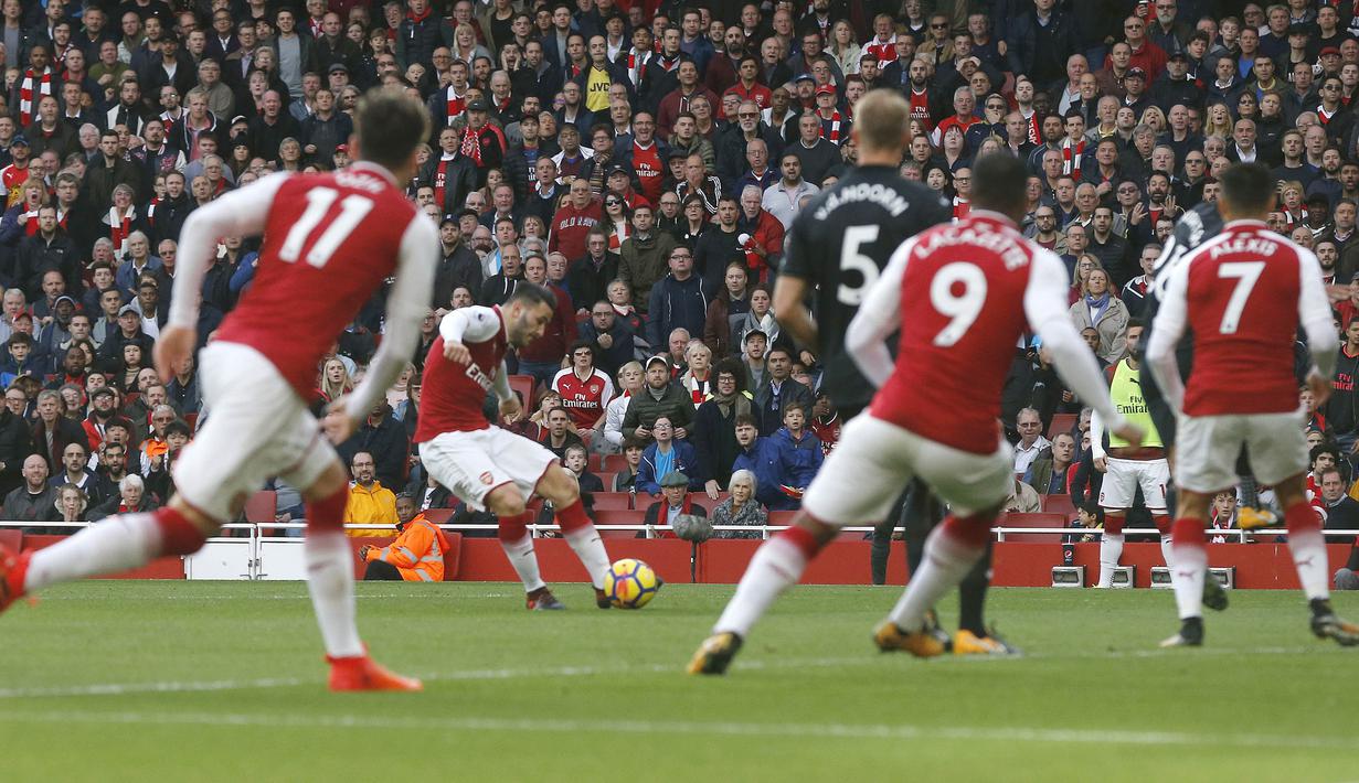 Bek Arsenal, Sead Kolasinac, memberikan umpan kepada rekannya saat pertandingan melawan Swansea City pada laga Premier League di Stadion Emirates, Sabtu (28/10/2017). Arsenal menang 2-1 atas Swansea City. (AP/Frank Augstein)