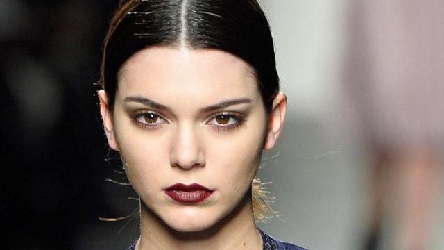 Tutorial Membentuk Tatanan Rambut Updo ala Kendall Jenner ...