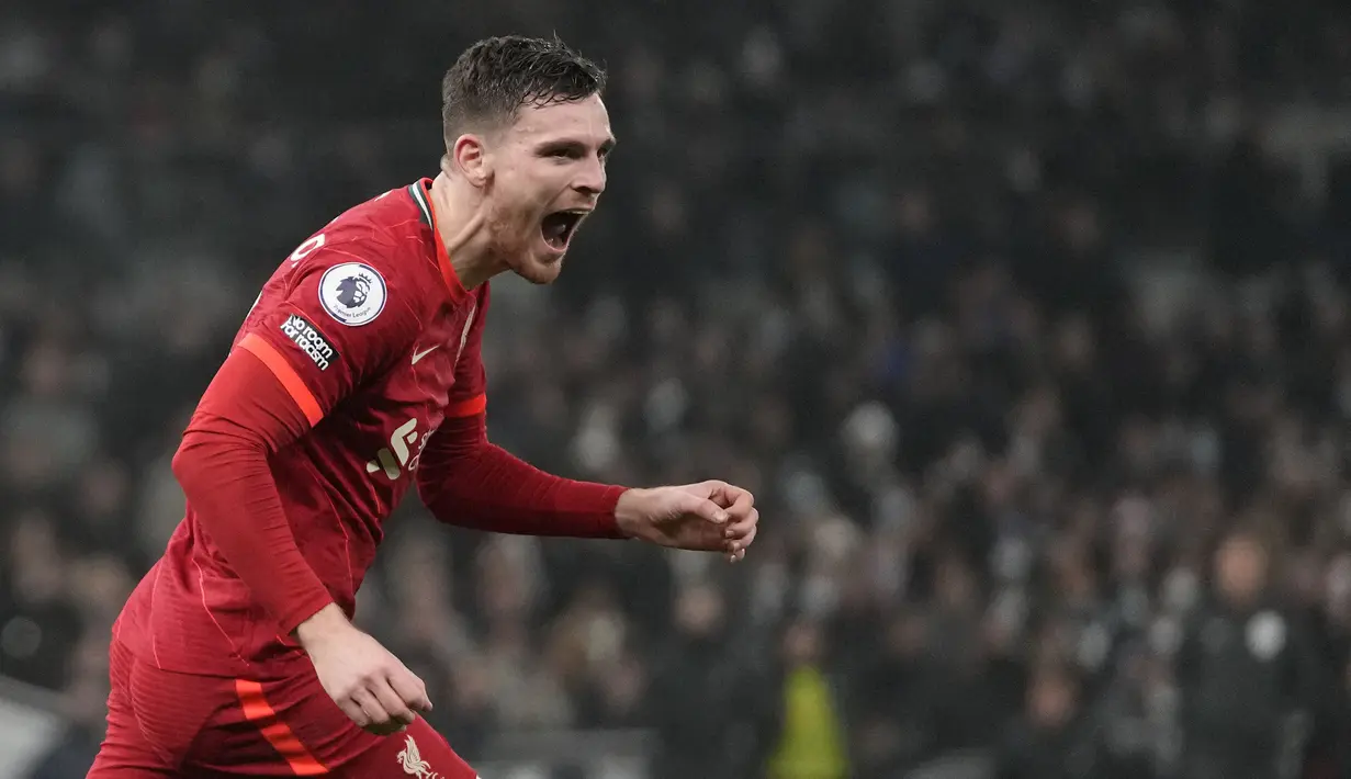 Drama Andrew Robertson di laga melawan Tottenham Hotspur seperti roller coaster. Ia berkontribusi atas dua gol Liverpool dengan mencetak satu gol dan satu assist, sekaligus membuat skuat The Reds menjadi pincang akbiat kartu merahnya. (AFP/Justin Tallis)