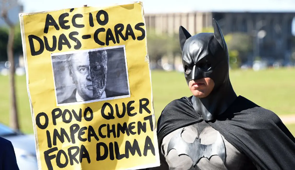 Seorang aktivis mengenakan kostum superhero Batman turun ke jalan memprotes Presiden Brasil Dilma Rousseff di Gedung Kongres Nasional, Brasil (27/5/2015). Aktivis ini menuntut keadilan terkait kebijakan pemotongan anggaran. (AFP PHOTO/EVARISTO SA)