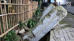 Penampakan pagar yang ambruk di Taman Hutan Tebet, Jakarta, Kamis (28/3). Kondisi pagar yang ambruk akibat hujan deras tersebut butuh perbaikan karena telah terabaikan selama beberapa bulan terakhir. (Liputan6.com/Immanuel Antonius)
