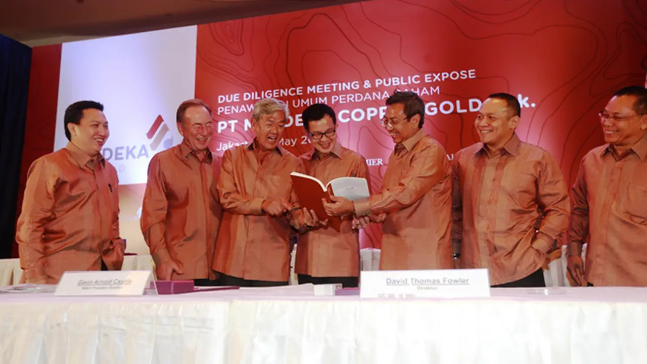 Jajaran Komisaris dan Direksi PT Merdeka Copper Gold Tbk. (Merdeka) sebelum memberikan penjelasan dalam Public Expose di Jakarta