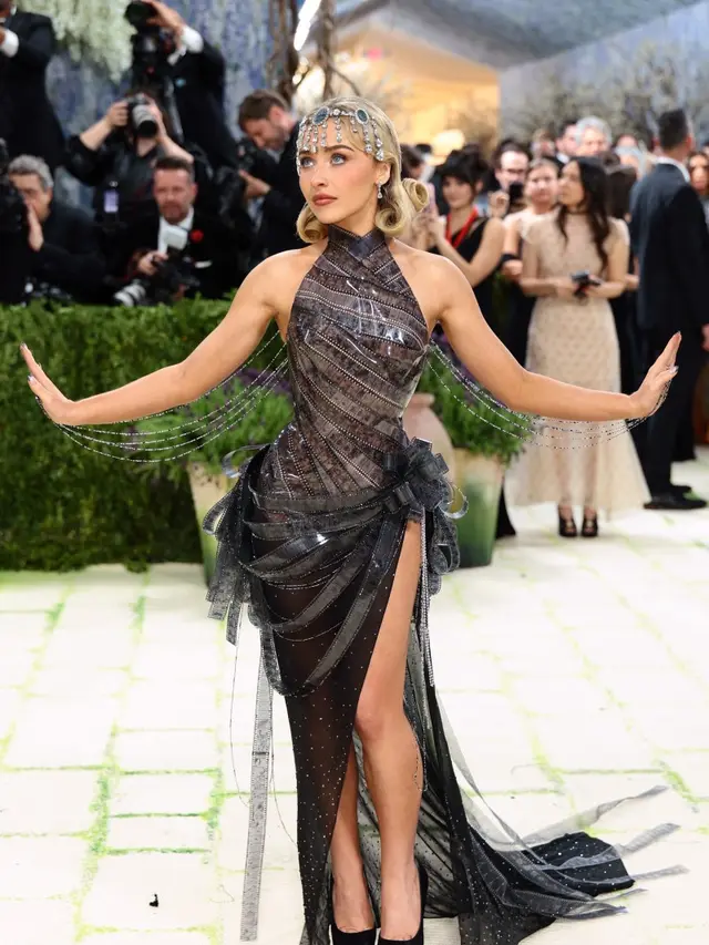 Sabrina Carpenter di Met Gala 2026 pakai roll film. Photo by DIMITRIOS KAMBOURIS / GETTY IMAGES NORTH AMERICA / GETTY IMAGES VIA AFP