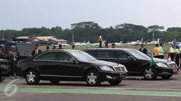 Mercedes-Benz S-600 RI 1 yang membawa Presiden Joko Widodo bersanding dengan Mercedes-Benz S600 Pullman Guard yang membawa Raja Salman bin Abdulaziz al-Saud di Bandara Halim Perdanakusuma, Rabu (3/1). (Liputan6.com/Fery Pradolo)