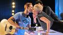 Kecewa dengan itu, Katy Perry pun mencoba menciumnya kedua kali dan itu berlangsung di bibir. (E! News)