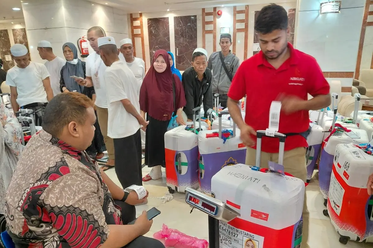 Petugas Penyelenggara Ibadah Haji (PPIH) Arab Saudi mengingatkan jemaah haji Indonesia agar tidak memasukkan air zam zam ke dalam koper menjelang kepulangan ke Tanah Air (Liputan6.com/Asnida Riani)