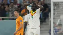 Cheikhou Kouyate (kanan) sudah cukup berpengalaman main di Liga Inggris bersama Nottingham Forest. Hal tersebut tak mengherankan jika Aliou Cisse memboyong Kouyate keQatar untuk mengawal lini tengah Timnas Senegal. (AP Photo/Ricardo Mazalan)