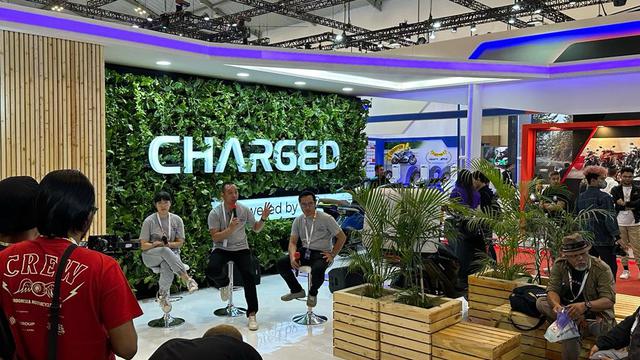 Suasana Booth Motor Listrik Charged di IMOS 2023