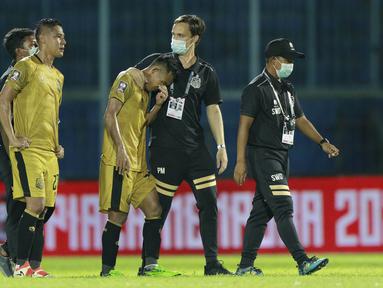 Pemain Bhayangkara Solo FC, Indra Kahfi (kiri) dan Sani Rizky Fauzi tampak kecewa usai ditaklukkan Persija Jakarta pada laga Piala Menpora 2021 di Stadion Kanjuruhan, Malang, Rabu (31/3/2021). Persija Menang dengan skor 2-1. (Bola.com/M Iqbal Ichsan)