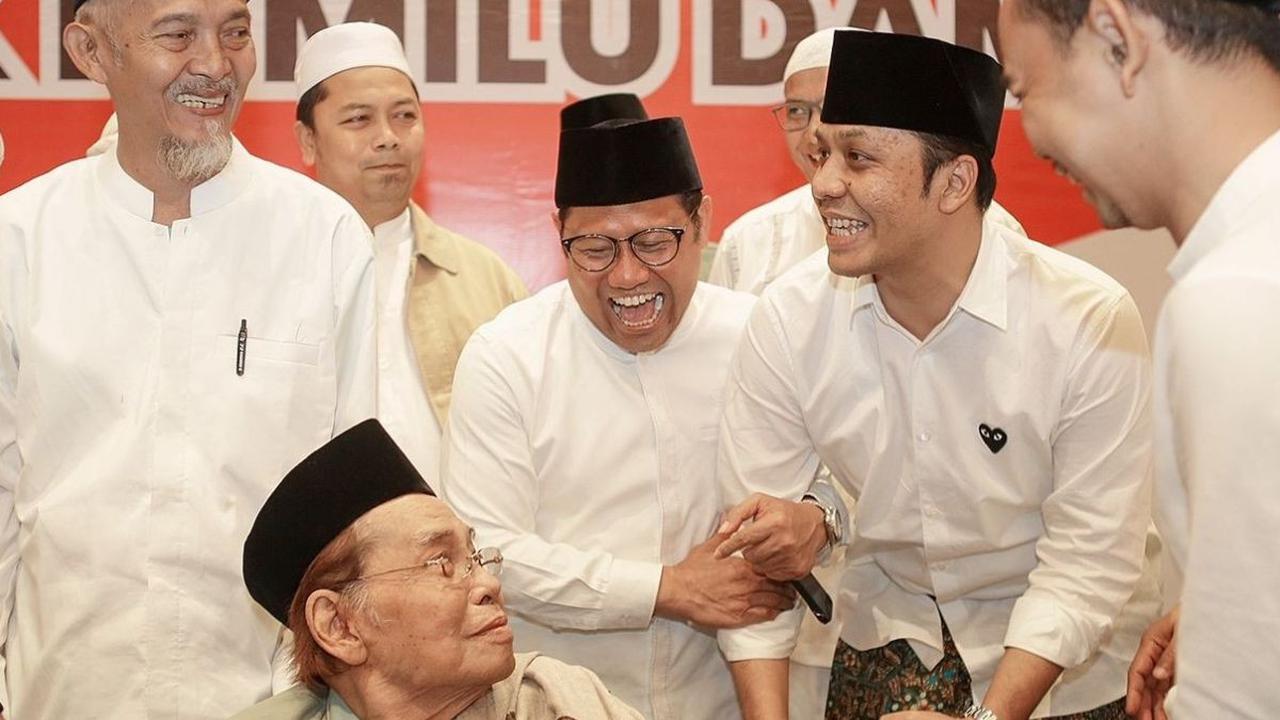 "Pasti ada sesuatu di balik itu, dan itulah yang harus dibongkar oleh Komisi II mau pun oleh angket," tuturnya.