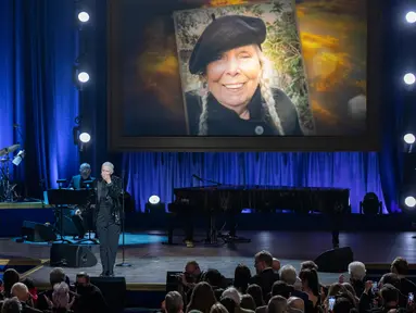 Annie Lennox tampil dalam acara penyerahan Gershwin Prize di DAR Constitution Hall Washington pada hari Rabu, 1 Maret 2023. Gershwin Prize merupakan penghargaan atas kontribusi seumur hidup seorang musisi pada musik popular. Pemenang tahun ini adalah Joni Mitchell. (AP Photo/Amanda Andrade-Rhoades)