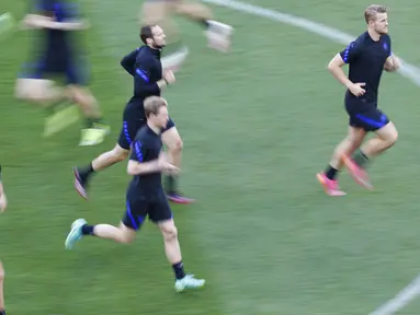 Para pemain Belanda mengikuti sesi latihan di Stadion Ferenc Puskas, Budapest, Hungaria, Sabtu (26/6/2021). Belanda akan menghadapi Republik Ceko pada pertandingan babak 16 besar Euro 2020. (AP Photo/Laszlo Balogh, Pool)