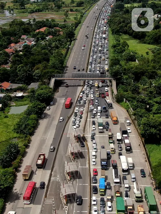 <p>Foto aerial kendaraan terjebak macet di Pintu Tol Cikupa, Tangerang, Banten, Kamis (28/4/2022). Memasuki H-4 Hari Raya Idulfitri 1443 H atau Lebaran 2022, kendaraan pemudik dengan menggunakan kendaraan pribadi mengular di pintu tol Cikupa arah Merak. Kemacetan terjadi kurang lebih hingga dua km meter. (Liputan6.com/Angga Yuniar)</p>