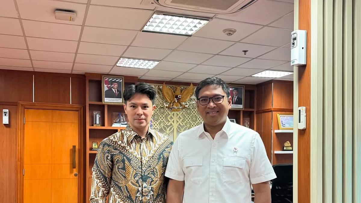 Model Batik Fero Walandouw yang Kini Fokus Jadi Komisaris, Inspirasi Buat Anak Muda