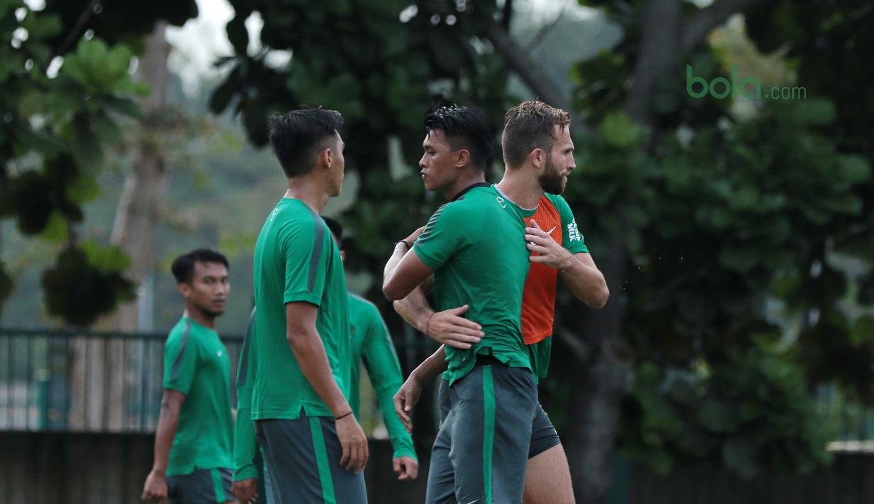 Dua penyerang andalan timnas Indonesia U-23, Lerby Eliandri (tengah) dan Ilija Spasojevic saat berlatih di Lapangan ABC, Senayan,  (24/4/2018). Timnas akan mengikuti turnamen PSSI Anniversary 27 April-3 Mei 2018. (Bola.com/Nicklas Hanoatubun)