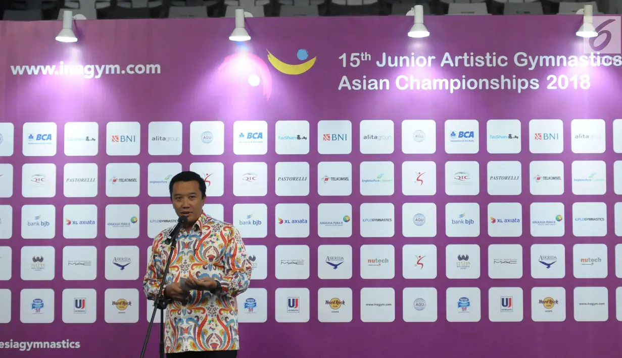 Menpora, Imam Nahrawi memberi sambutan pembuka Kejuaraan Junior Senam Artistik Asia ke-15 di Istora Senayan, Jakarta, Rabu (25/4). 20 negera ambil bagian pada ajang ini dengan total kontingen 286 orang. (Liputan6.com/Helmi Fithriansyah)