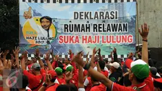 Relawan bersorak saat deklarasi Rumah Relawan Suka Haji Lulung di Jakarta, Rabu (30/3/2016). Deklarasi terkait majunya Abraham "Lulung" Lunggana sebagai bakal calon Gubernur DKI Jakarta pada Pilkada 2017. (Liputan6.com/Helmi Fithriansyah)
