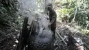 Pekerja memasak buah aren menjadi kolang-kaling di Kampung Citugu, Desa Puraseda, Leuwiliang, Kabupaten Bogor, Jawa Barat, Minggu (25/4/2021). Biasanya, pertengahan bulan puasa stok kolang kaling sudah habis diborong tengkulak, namun kini masih menumpuk di rumah. (merdeka.com/Iqbal S. Nugroho)