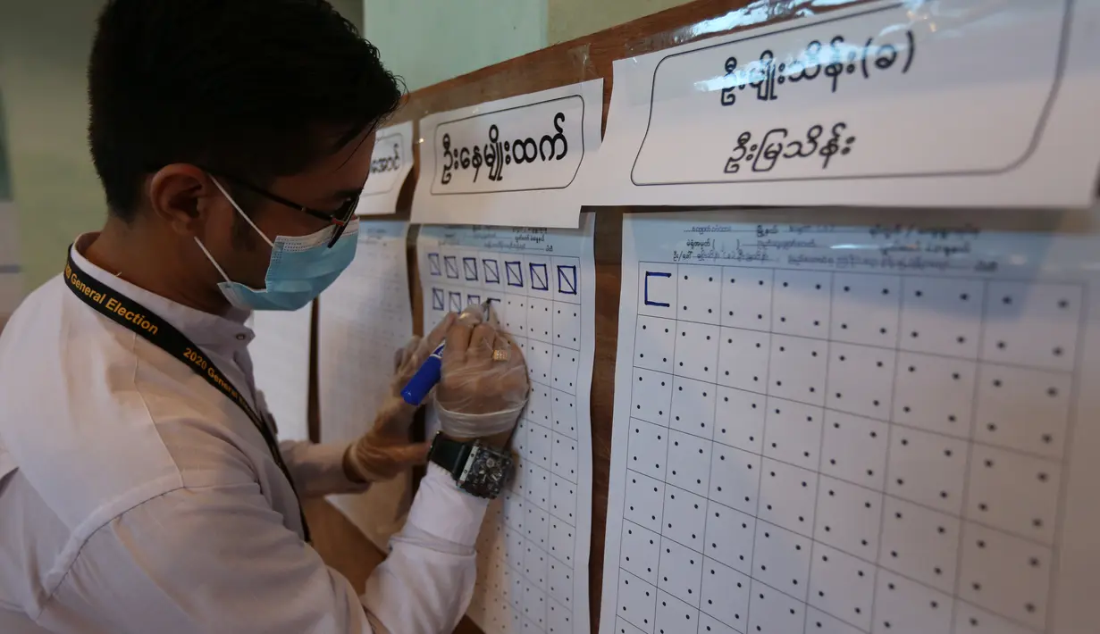 Seorang petugas Komisi Pemilihan Umum menghitung suara dalam pemilu multipartai di sebuah tempat pemungutan suara di Yangon, Myanmar, pada 8 November 2020. Myanmar sukses menyelesaikan pemungutan suara pemilu multipartai di seluruh negara tersebut pada Minggu (8/11) sore. (Xinhua/U Aung)