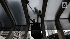 Pasukan kuning dari Dinas Bina Marga DKI Jakarta melakukan perawatan Jembatan Penyeberangan Orang (JPO) di Kawasan Sudirman, Senin (29/3/2021). Kegiatan tersebut dilakukan agar bersih terhidar dari debu serta para pemakai jembatan itu merasa aman dan nyaman. (Liputan6.com/Johan Tallo)