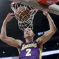 Guard Los Angeles Lakers Lonzo Ball melakukan slam dunk pada laga NBA melawan Portland Trail Blazers di Staples Center, Sabtu (23/12/2017) atau Minggu (24/12/2017) WIB. (AP Photo/Chris Carlson)