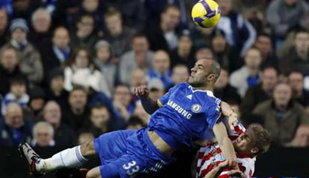 Chelsea's Brazilian player Alex fights for the ball with Sunderland's Martyn Waghorn during their Premiership match at Stamford Bridge in London on November 1, 2008. AFP PHOTO/Adrian Dennis
