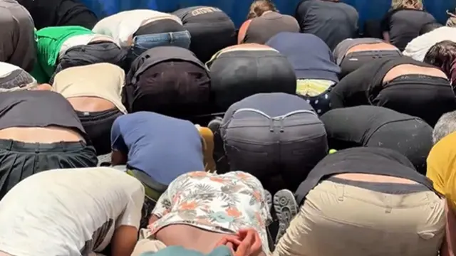 Tangkapan layar dari video yang diunggah Menteri Keamanan Nasional Israel Itamar Ben-Gvir saat menahan dan mengikat tangan para relawan Global Sumud Flotilla. (Dok. X/Itamar Ben-Gvir)