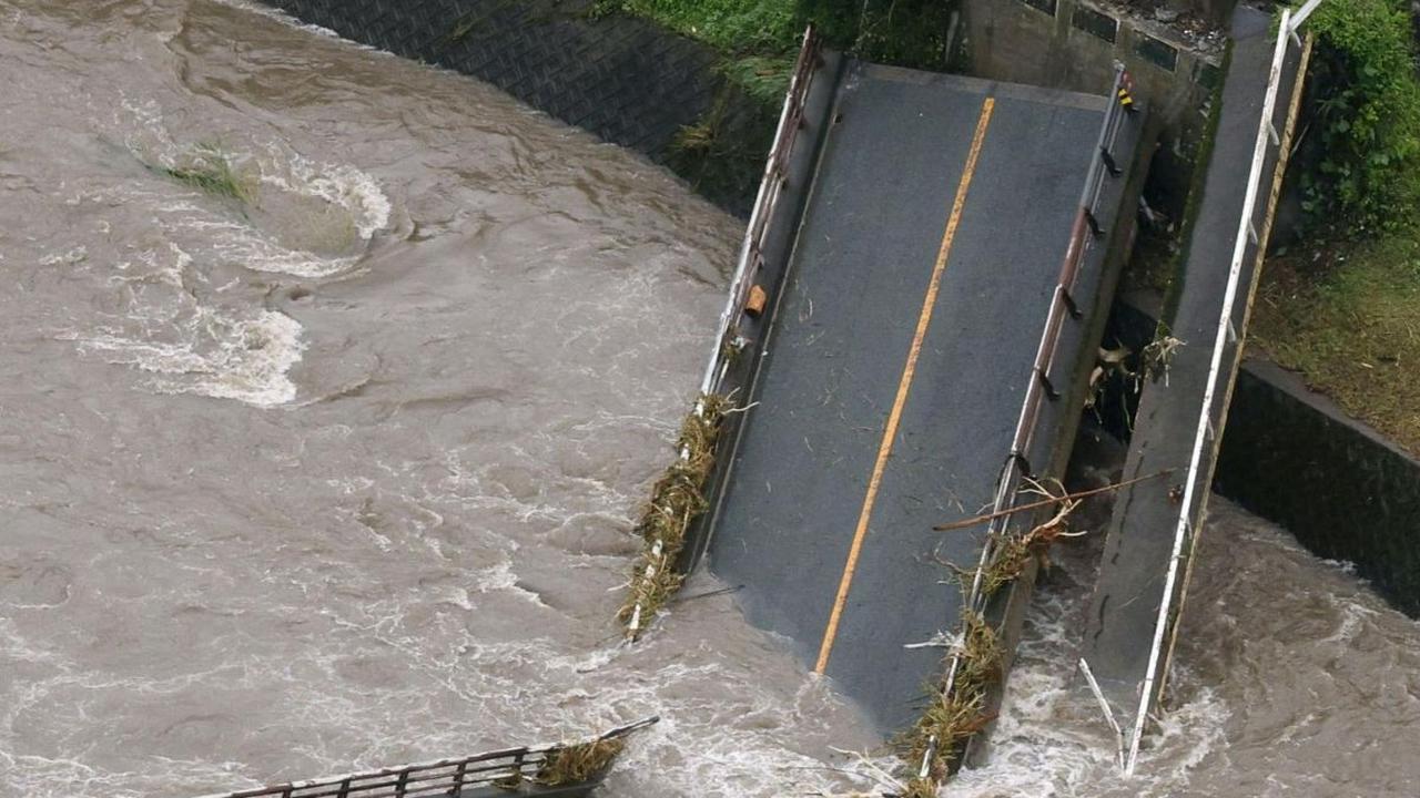 Peringatan itu dikeluarkan Badan Meteorologi Jepang sebagai imbauan kepada penduduk yang tinggal di bantaran sungai maupun lereng bukit untuk selalu waspada dengan luapan air dan tanah longsor yang sewaktu-waktu mungkin bisa terjadi.