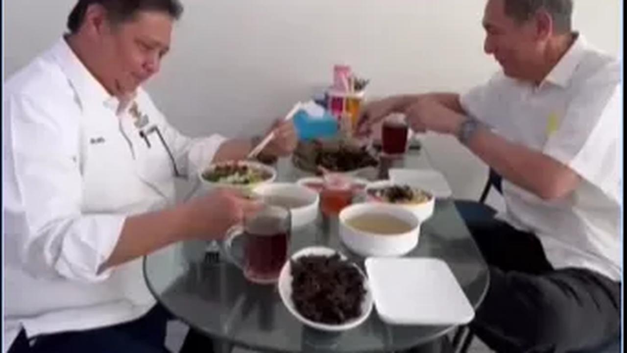Asik Nikmati Misua sampai Angkat Satu Kaki ke Atas Kursi<br>