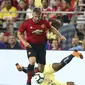 Luke Shaw (kiri) berebut bola dengan pemain Club America, Renato Ibarra pada laga uji coba di University of Phoenix Stadium, Glendale, Arizona, (19/7/2018). MU  bermain imbang 1-1. (AP/Ralph Freso)