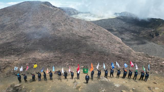Pengibaran bendera Parpol di Gunung Slamet mengawali kirab Pemilu 2024 di Banyumas. (Foto: Liputan6.com/KPU Banyumas)