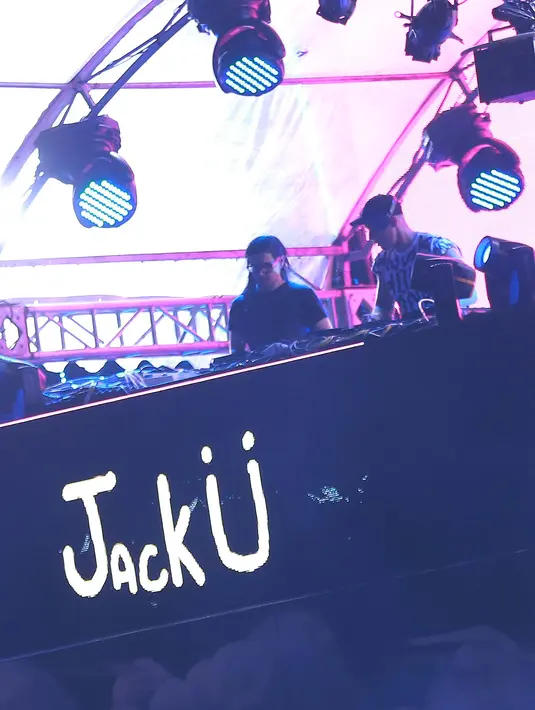 Jack U yang beranggotakan Skrillex dan Diplo bersatu menghentak JIExpo pada hari pertama DWP. Gemerlapnya tata cahaya dan tata panggung membuat aksi mereka terasa begitu menarik dan membuat suasana semakin panas. (Galih W. Satria/Bintang.com)