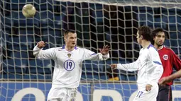 1. Dmitri Kirichenko menjadi pencetak gol tercepat Piala Eropa setelah mencetak gol saat pertandingan Rusia melawan Yunani baru berjalan 1 menit 7 detik di Piala Eropa 2004. (AFP/Scanpix/Poppe Cornelius)