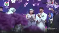 Gaun pengantin impian Via Vallen bertema fairy tales membuat ia menjelma jadi peri di resepsi pernikahan yang digelar di JW Marriott, Surabaya, Sabtu (16/7/2022)