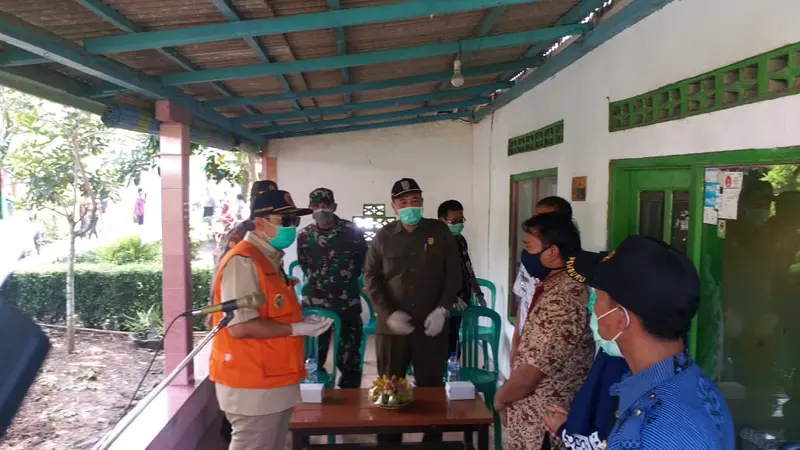 Bupati Cilacap mengantarkan balita pasien Covid-19 yang sembuh ke rumahnya di Kesugihan, Cilacap. (Foto: Liputa6.com/Kominfo CIlacap)