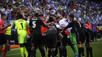 Pemain Real Madrid merayakan gol Karim Benzema ke gawang Malaga pada laga La Liga di Estadio La Rosaleda, Senin (22/5/2017) dinihari WIB. Real Madrid memenangkan partai dan menjadi juara Spanyol musim ini. (AP Photo/Daniel Tejedor)